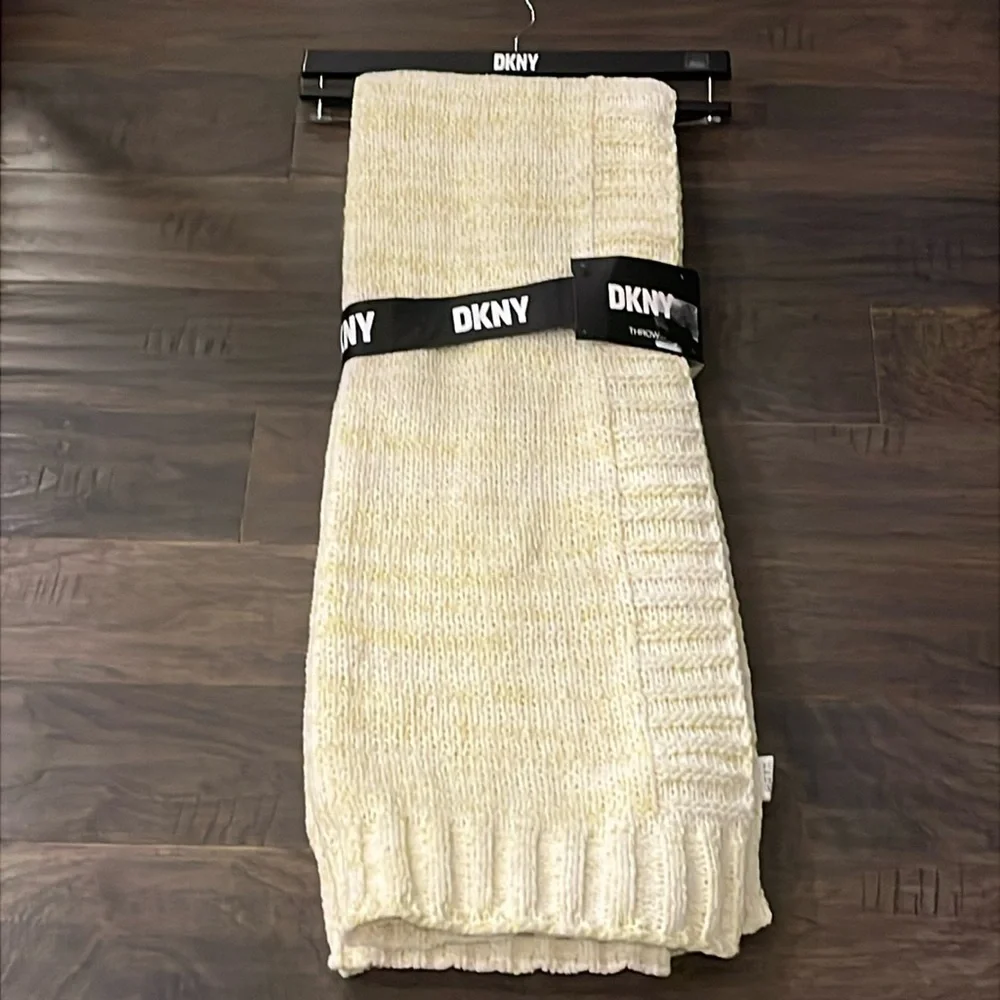 DKNY Harper Throw Blanket 50”x60” Apple Green new